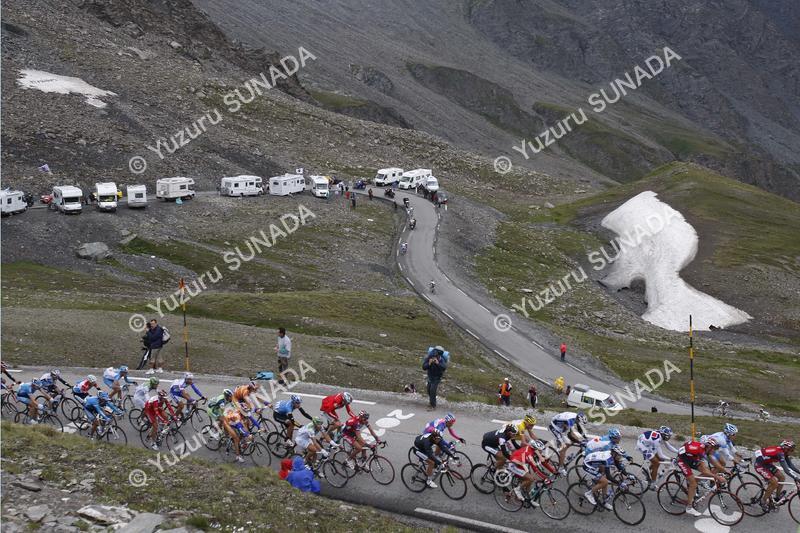 Peloton on Col Agnel020p.jpg